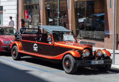 Prag, Çek Cumhuriyeti - 23 Temmuz 2019: Prag 'ın merkezinde turistler için turuncu retro otomobil