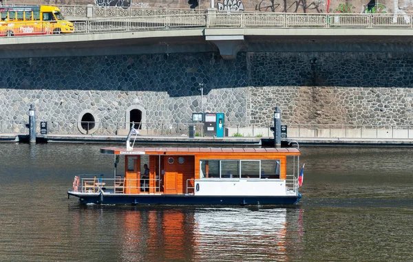 チェコ共和国プラハのヴルタヴァ川にレトロな遊覧船 — ストック写真