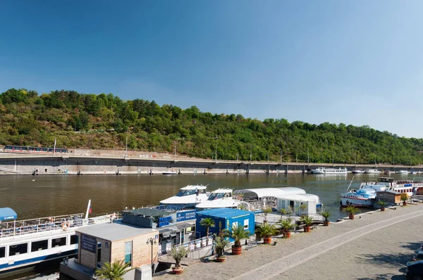 Vltava Nehri Ndeki Turist Gemilerinin Rıhtımı Güneşli Bir Yaz Günü — Stok fotoğraf