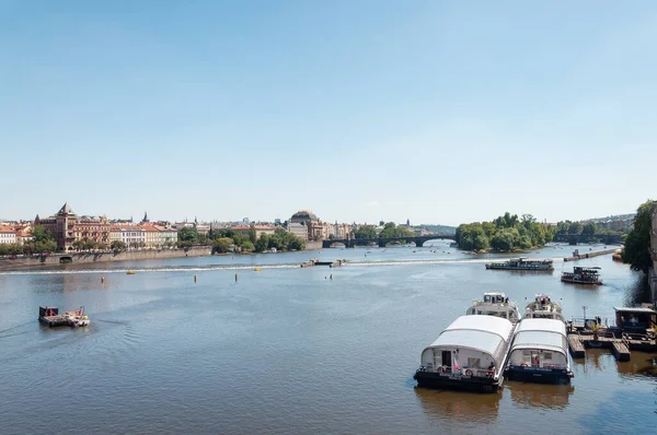 Река Влтава Прогулочные Лодки Центре Города Солнечный Летний День — стоковое фото