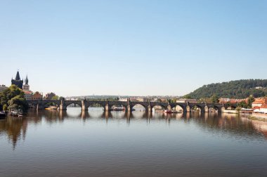 Çek Cumhuriyeti Prag 'ın merkezinde Charles Bridge ile Vltava nehri. Yaz zamanı..