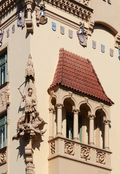 Çek Cumhuriyeti Prag Merkezinde Süslü Balkonu Heykelleri Olan Eski Bir — Stok fotoğraf