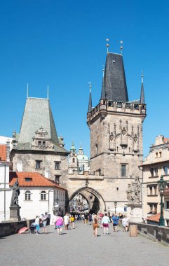 Prag, Çek Cumhuriyeti - 24 Temmuz 2019: Prag 'ın merkezinde Eski Charles Köprüsü. İnşaatı 1357 yılında Kral IV. Charles nezaretinde başlamıştır..