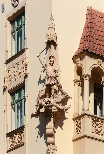 Çek Cumhuriyeti Prag Merkezindeki Eski Binanın Kenarındaki Heykel — Stok fotoğraf