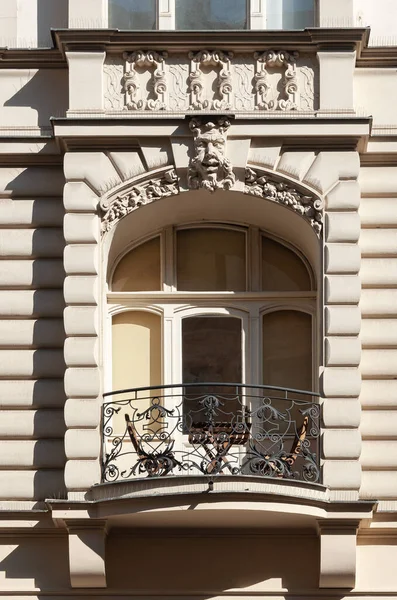 Prag Çek Cumhuriyeti Nin Merkezindeki Eski Binanın Balkonunda — Stok fotoğraf