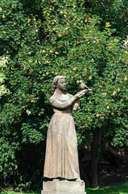 Çek Cumhuriyeti Prag parkında güvercinli genç kadın heykeli