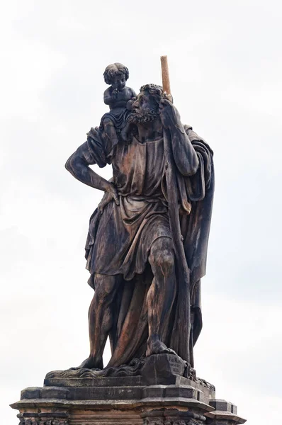 Escultura San Cristóbal Con Niño Jesús Sobre Sus Hombros Puente —  Fotos de Stock