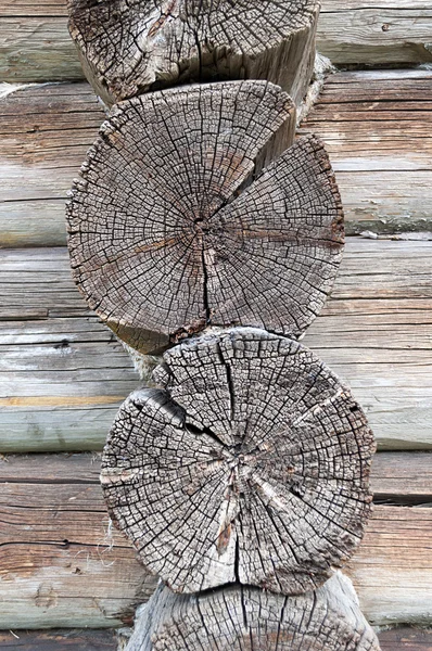 Butt-kanten av gamla trähus — Stockfoto