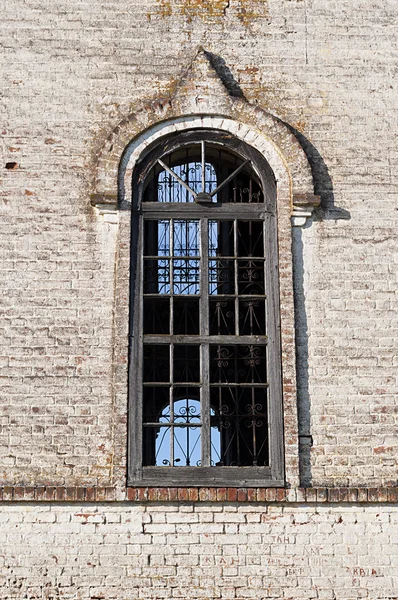 Gran ventana de la antigua iglesia ortodoxa —  Fotos de Stock