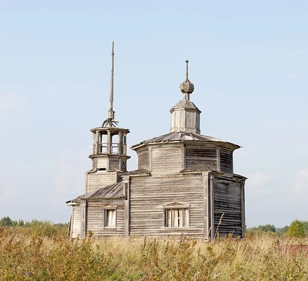Oude verlaten houten kapel — Stockfoto