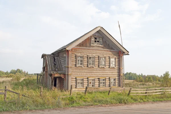 Großes altes Holzhaus — Stockfoto