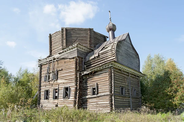 Antiga igreja de madeira destruída no norte da aldeia russa — Fotografia de Stock