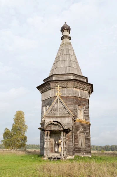 Antyczny drewniany kościół w pobliżu Kargopol, Federacja Rosyjska — Zdjęcie stockowe