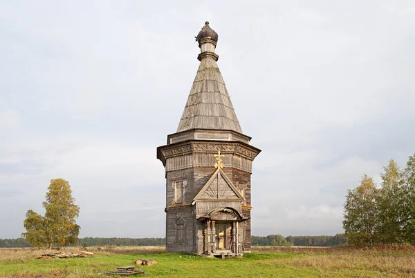 Igreja de madeira antiga em Krasnaya Lyaga, Rússia — Fotografia de Stock