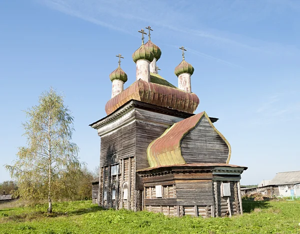 Alte hölzerne kirche in arkhangelo dorf, nordrussland — Stockfoto