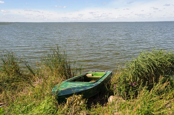 Duralumin barco de pesca en el lago — Foto de Stock