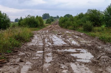 Çamurlu toprak yol engebeli bir kırsal kesimde