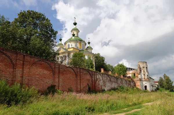 Rovine dell'antico Monastero di Spaso-Sumorin a Totma — Foto Stock