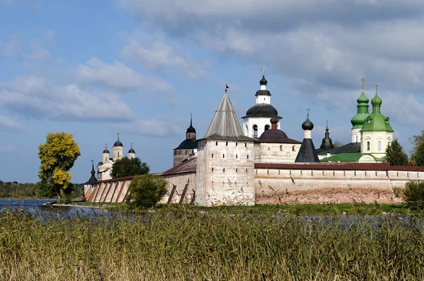 Древний Кирилло-Белозерский монастырь на севере России — стоковое фото