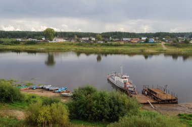 Nehir kıyısında demirleme