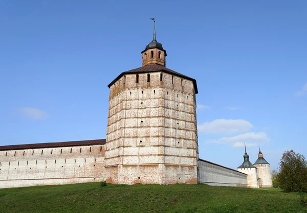 Torn och väggarna i gamla ryska kloster i Kirillov — Stockfoto
