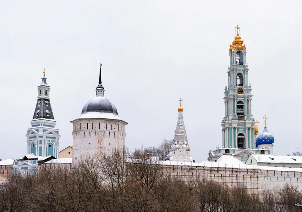 Sergiev Posad. Cúpulas cubiertas de nieve de la Santísima Trinidad-Sergio Lavra — Foto de Stock