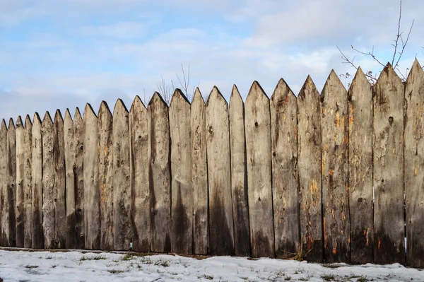 Alter Holzzaun im Dorf, Winterzeit — Stockfoto