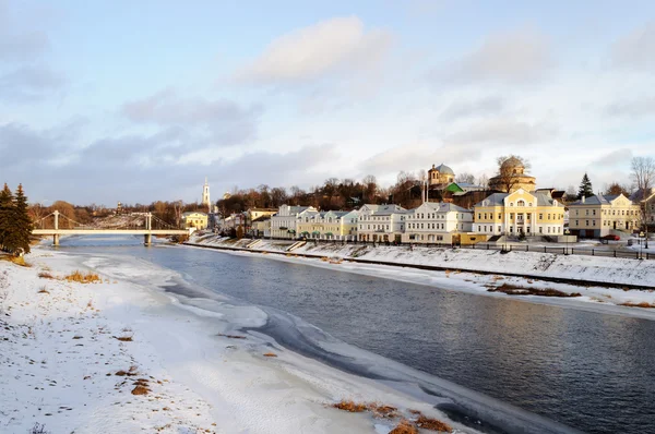 Río congelado Tvertsa en la antigua ciudad rusa Torzhok — Foto de Stock