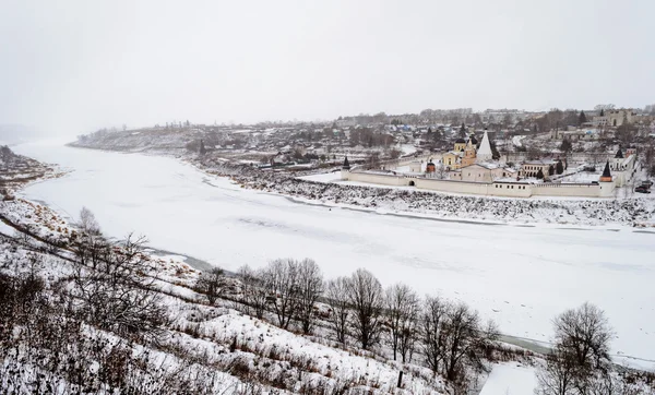 Tråkig vinterlandskap med frysta Volga floden i Staritsa stad — Stockfoto