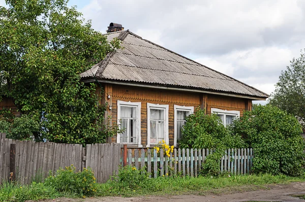 Staré dřevěné venkovský dům s břidlicovou střechou — Stock fotografie
