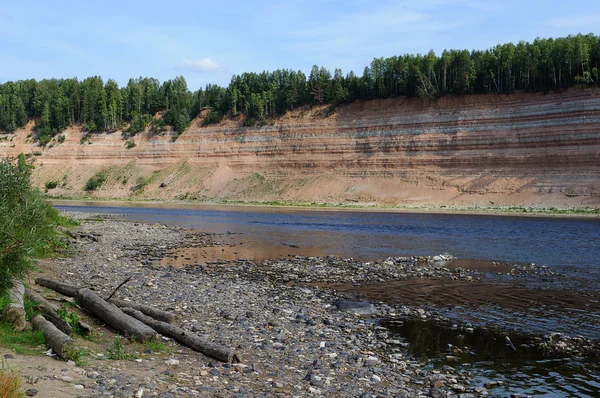 Odkrywka geologiczna na brzegu rzeki — Zdjęcie stockowe