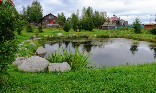 Kleiner Teich, umgeben von Steinen — Stockfoto