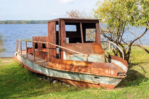 Oude roestige motorboot — Stockfoto