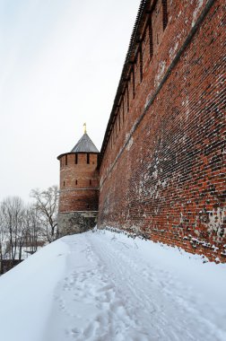 Kremlin duvarı ve kışın Nijniy novgorod, kule