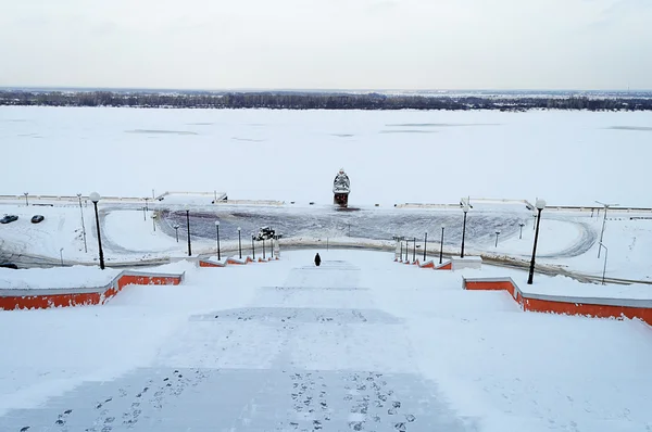 Zamarznięta rzeka Wołga w Niżnym Nowogrodzie w zimie — Zdjęcie stockowe