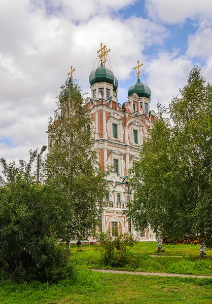 Vvedenskaya kościoła w Solvychegodsk za drzewami — Zdjęcie stockowe