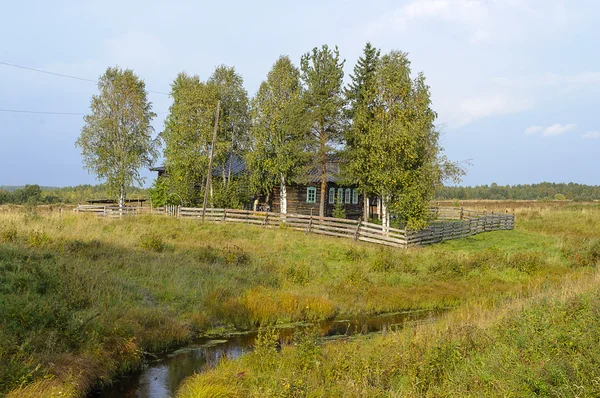 Ancienne maison individuelle avec clôture en bois dans le village — Photo