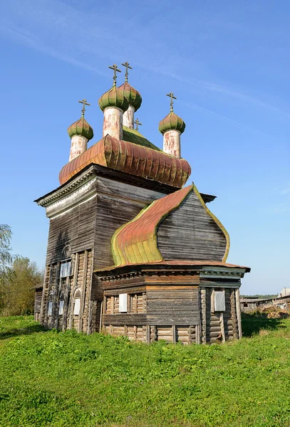 Oude christelijke kerk in Noord Rusland in de buurt van Kargopol — Stockfoto