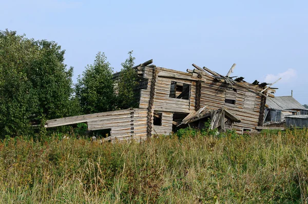 Rovine di vecchia casa in legno nel villaggio — Foto Stock