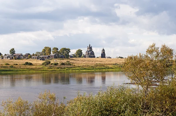 Północnej Rosyjska wioska nad rzeką — Zdjęcie stockowe