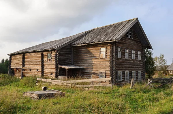 Oude grote houten huis in Noord Rusland — Stockfoto