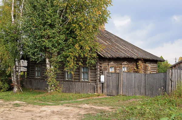 Старый деревенский бревенчатый дом с деревянной крышей — стоковое фото