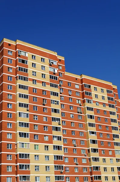 Modernes mehrstöckiges Wohnhaus — Stockfoto