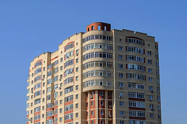 Övre delen av flera våningar byggnad — Stockfoto