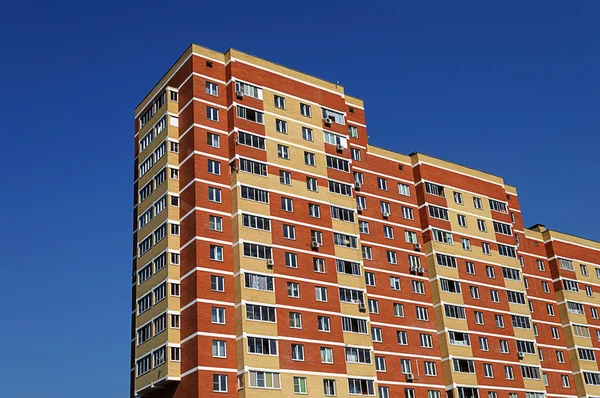 Nouvelle maison d'habitation à plusieurs étages — Photo