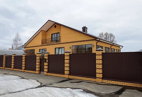 Modernes Haus aus gelbem Backstein mit Balkon — Stockfoto