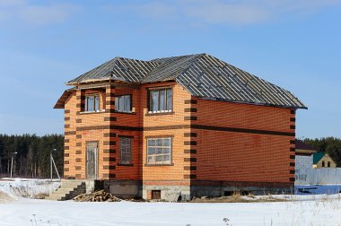 Bitmemiş kırmızı tuğla modern kır evi