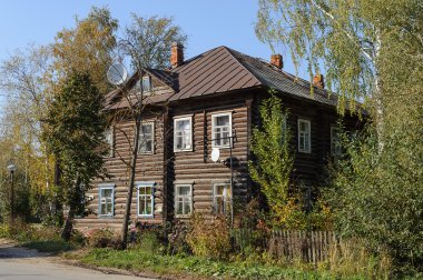 Eski iki katlı günlük ev