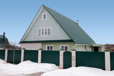 Yeni ülke ev mansard ve yeşil çatılı