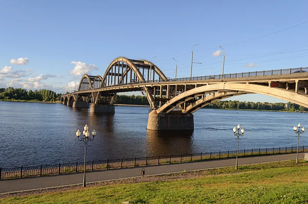 Straßenbrücke in Rybinsk, Russland — Stockfoto